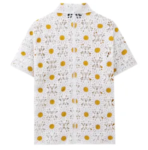 Rückansicht des weißen Herren-Strickpoloshirts mit gelbem Gänseblümchen-Lochmuster.