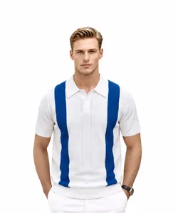 Vista frontale polo da uomo in maglia bianca con strisce verticali blu a contrasto su modello.