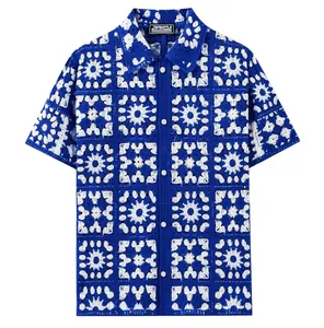 Detailopname van een retro gehaakt heren poloshirt met blauw opengewerkt breisel.