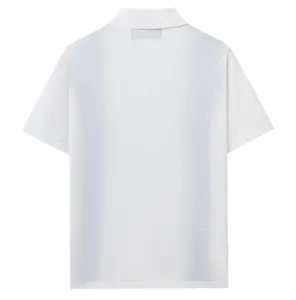 Vista posteriore dettagliata di una polo in maglia bianca con strisce verticali blu