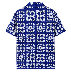 Achterkant van een retro blauw-wit gehaakt poloshirt met korte mouwen voor heren