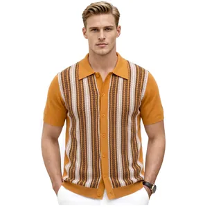 Primer plano del patrón jacquard de rayas retro en polo de punto de hombre de manga corta