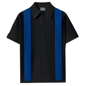 Vista dettagliata della polo nera in maglia con strisce verticali blu a contrasto