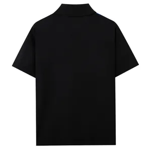 Vista posteriore dettagliata di una polo classica in maglia nera a maniche corte da uomo