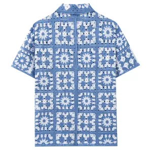 Achteraanzicht van vintage blauw-wit gehaakt gebreid poloshirt met opengewerkt patroon