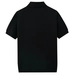 Vista posterior detallada de un polo de punto negro de manga corta con puños de canalé