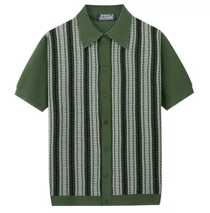 Detalle de polo de punto con rayas verdes vintage para hombre y frente abotonado
