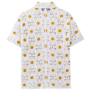 Weißes Herren-Strick-Polohemd mit gelbem Gänseblümchen-Jacquard-Muster Rückseite