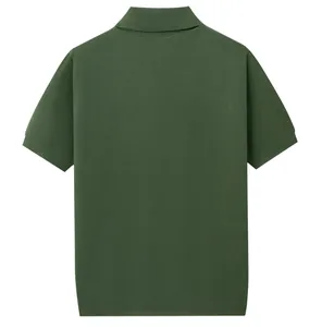 Vista posterior de un polo de punto de manga corta para hombre en color verde oscuro