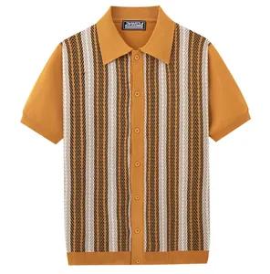 Primer plano del patrón de punto a rayas vintage en un polo para hombre color mostaza