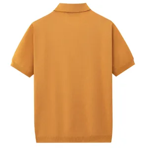 Vista trasera de un polo de punto para hombre en amarillo mostaza con puños de canalé