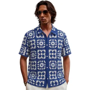 Klassiek vintage heren gebreid polo-shirt met haakpatroon in de kleuren blauw en wit