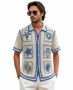 Vue détaillée du polo pour hommes en maille ajourée de style vacances avec broderie