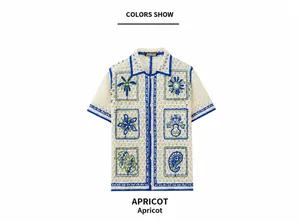 Détail du polo en maille crochetée couleur abricot de style complexe avec broderies bleues