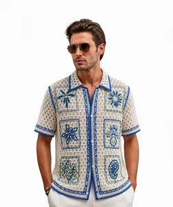 Modèle portant un polo en maille ajourée à manches courtes blanc avec broderie bleue
