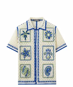 Vue détaillée d'une chemise au crochet de style vacances pour hommes avec fleurs