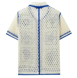 Vue arrière d'un polo en maille ajourée pour homme, crème avec bordure bleue contrastée