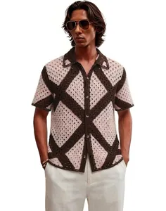Vue détaillée d'une chemise en tricot à manches courtes au crochet pour hommes