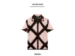 Détail du haut en tricot crocheté pour homme avec motif de losanges marron et rose