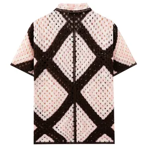 Vue détaillée du motif en crochet à losanges sur un polo à manches courtes pour hommes.