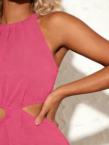 Tutina estiva rosa senza maniche con elegante taglio in vita e design a vita alta.