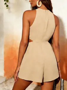 Vista posteriore di una tutina beige senza maniche con eleganti ritagli sul retro.