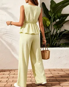 Vue arrière d'un ensemble haut sans manches et pantalon large à rayures vert clair pour femme