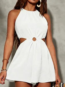Elegante pagliaccetto bianco all'americana senza maniche con anello e ritaglio in vita