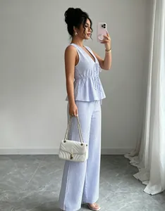 Ensemble deux pièces d'été avec haut sans manches à rayures bleues et pantalon large assorti
