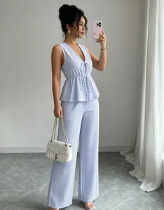 Vue complète d'un ensemble top à basques rayé bleu sans manches et pantalon large.