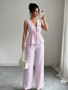 Vue complète d'un ensemble de top péplum sans manches rayé rose et pantalon large