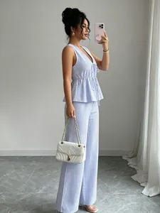 Ensemble haut péplum sans manches à rayures et pantalon large bleu et blanc