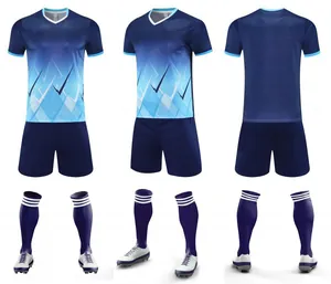 Tenue de football dégradé bleu avec vues avant, de côté et arrière sur fond blanc