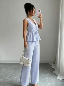 Ensemble deux pièces rayé bleu et blanc avec haut sans manches et pantalon large.