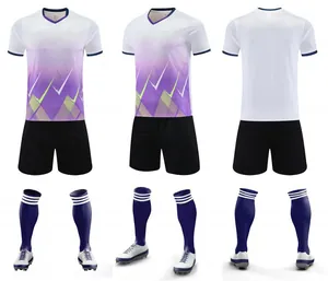 Tenue complète de football avec dégradé blanc et violet comprenant un short et des chaussettes