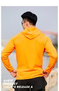 Détail de la vue arrière d'un coupe-vent de sport orange à capuche léger pour homme
