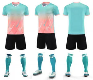 Vues avant, latérale et arrière d'un ensemble de maillot de foot dégradé cyan et rose