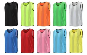 Detailansicht atmungsaktiver Mesh-Trainingswesten in zehn Farben für Teamsportarten