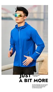 Mannequin asiatique portant un coupe-vent de sport bleu doublé polaire avec zips réfléchissants.