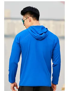 Vue arrière d'un coupe-vent de sport bleu à capuche pour hommes, respirant et léger