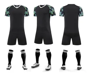 Vue sous trois angles d'une tenue de football noire avec des manches à motifs verts