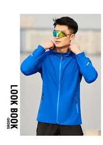 Mannequin asiatique portant un coupe-vent de sport bleu léger à capuche pour la course