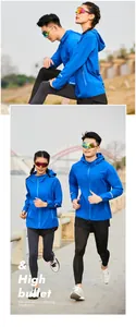 Couple courant dehors avec des coupe-vents de sport bleus légers et respirants à capuche