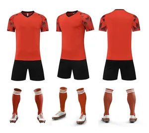 Vues détaillées sous plusieurs angles de l'ensemble de football en orange et noir