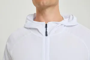 Gros plan d'une veste de sport légère blanche à capuche avec zip