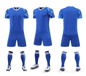 Vue détaillée de l'ensemble maillot de foot bleu à manches courtes avec short