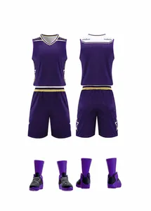 Primo piano della divisa da basket viola ad asciugatura rapida con dettagli dorati e bianchi.