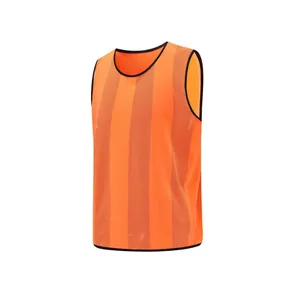Detailansicht eines atmungsaktiven orangefarbenen Mesh-Trainingsleibchens für den Teamsportler