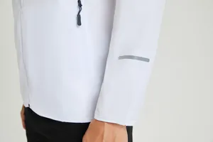 Détail du coupe-vent blanc avec bande réfléchissante sur la manche du vêtement