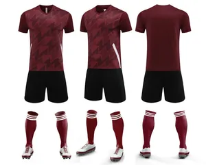 Vue détaillée de l'ensemble de football bordeaux avec maillot, short et chaussettes assorties.